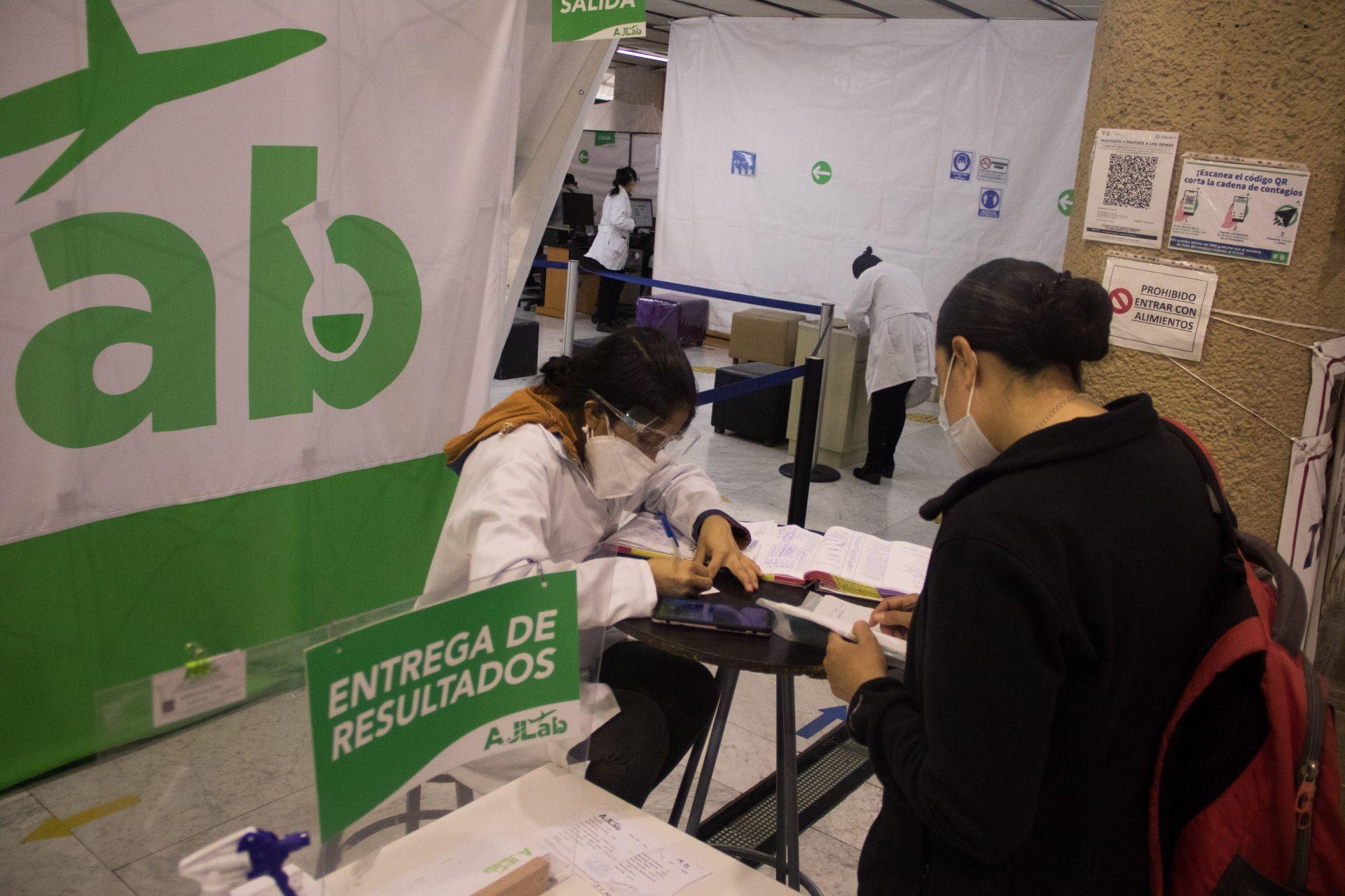 EU exigirá a viajeros prueba COVID 24 horas antes del vuelo; centra plan contra ómicron en vacunas