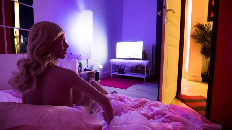 Xdolls, el local de París que permite tener sexo con muñecas de silicona y que “no es un burdel”, según las autoridades
