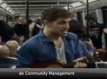 Canta su CV en el Metro y consigue trabajo