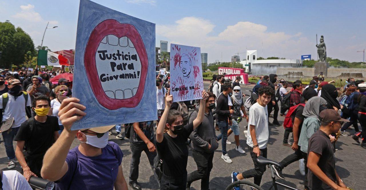 Jóvenes marchan hacia Casa Jalisco para reclamar a Alfaro por brutalidad policiaca