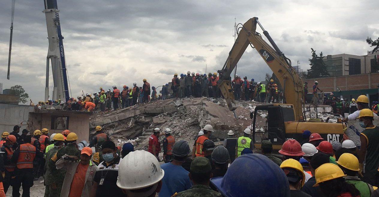 Silencios de esperanza: así trabajan los rescatistas buscando vida entre los escombros