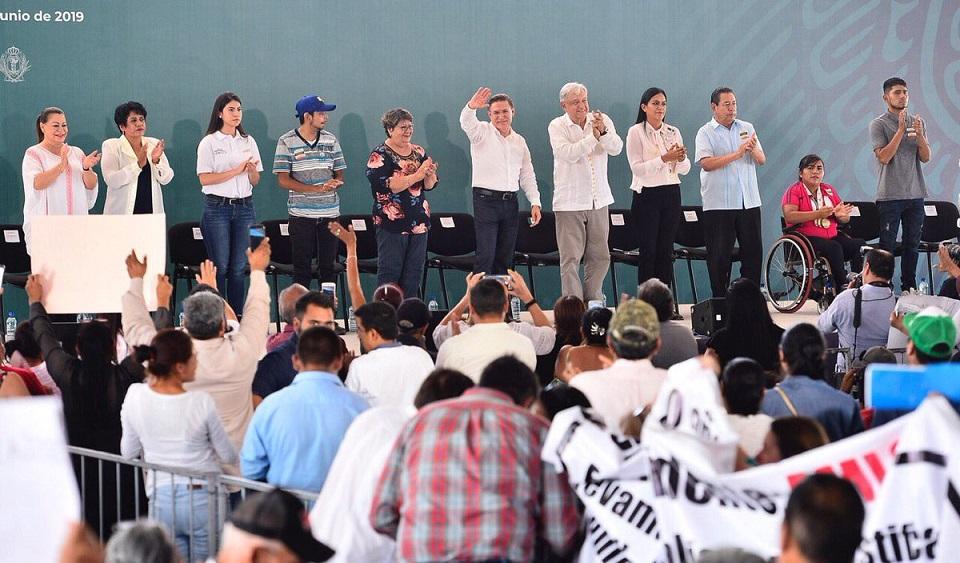 AMLO dice adiós a Metrobús con votación a mano alzada en Durango; gobernador encara abucheos