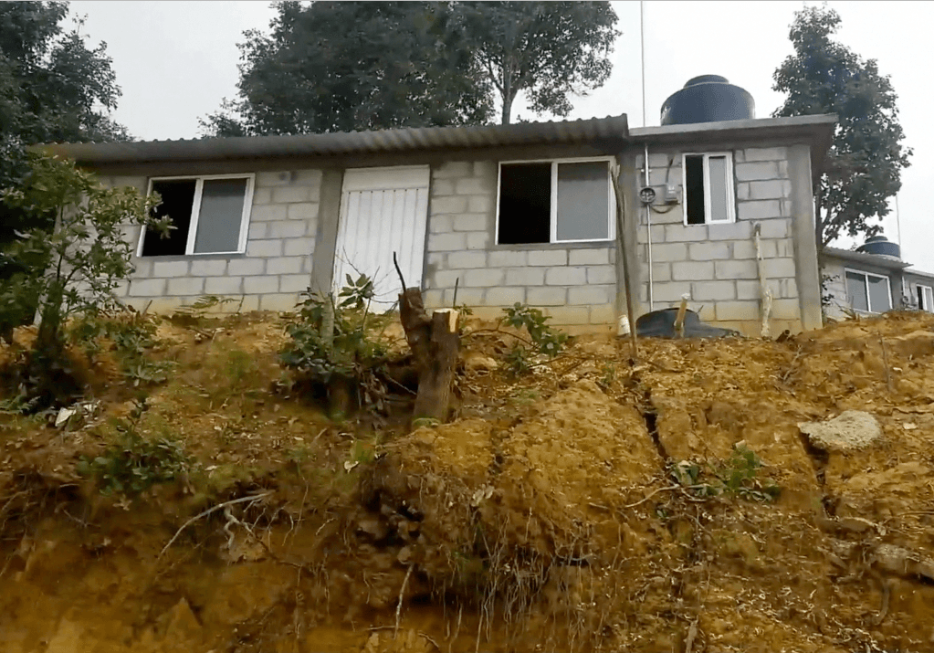 Entregan a indígenas afectados por lluvias de 2013 casas sin cimientos, drenaje y construidas al borde de deslaves