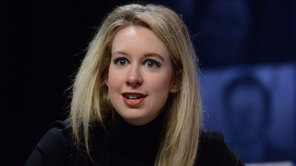 La caída en desgracia de Elizabeth Holmes, la joven estrella de Silicon Valley que prometía revolucionar la medicina y acabó acusada de un fraude millonario
