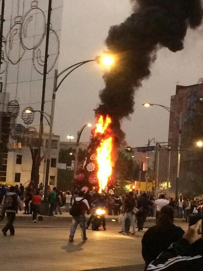 Retiran árbol navideño en Reforma tras incendio