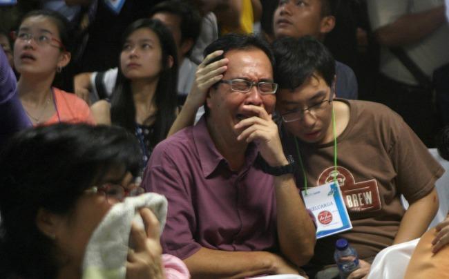 Recuperan 7 cuerpos más del vuelo AirAsia y hasta ahora van 16; hay 145 desaparecidos