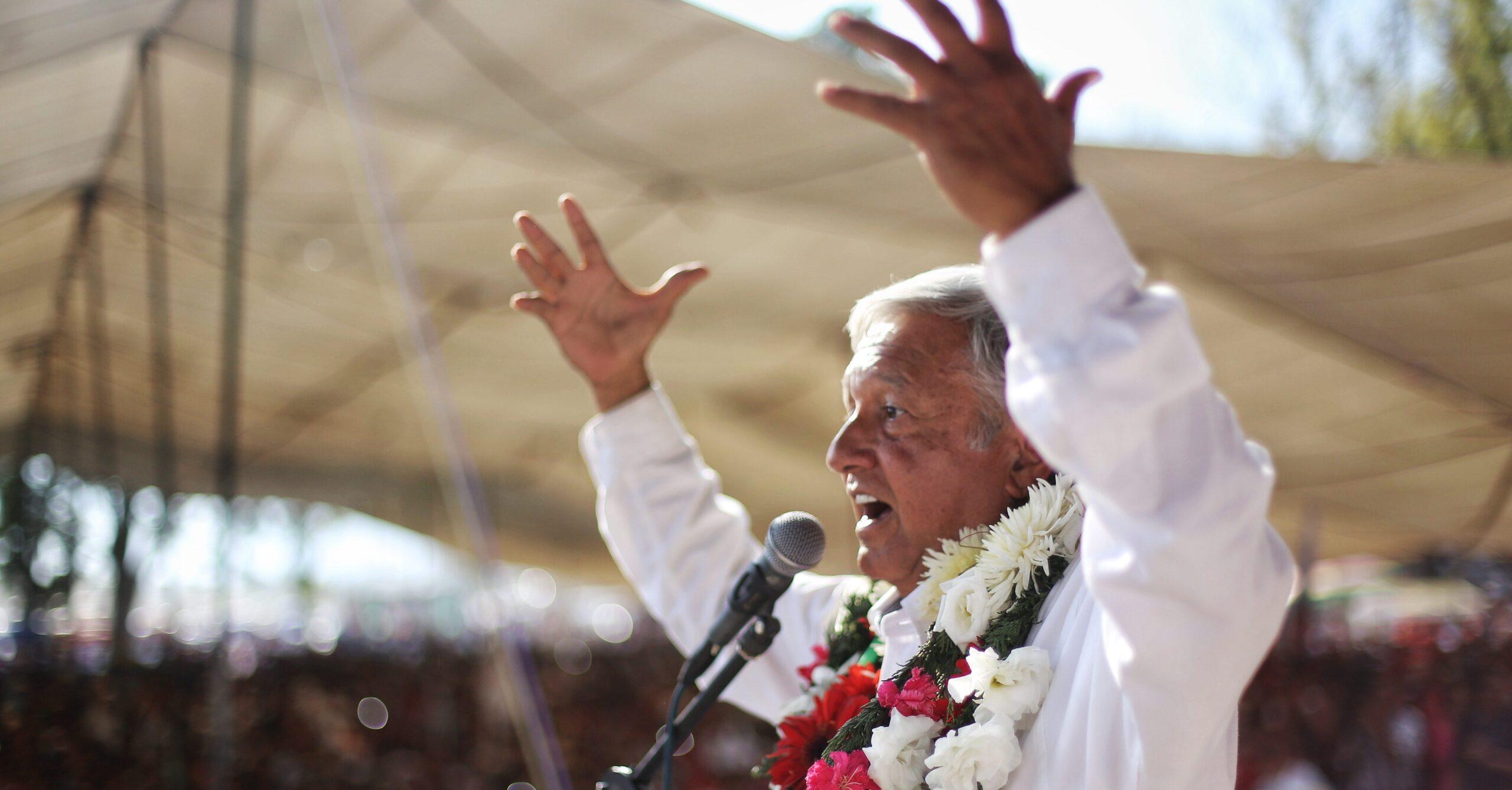 En tiempos de Cantinflas se respetaba a maestros, hoy los culpan por carencias en la educación: AMLO