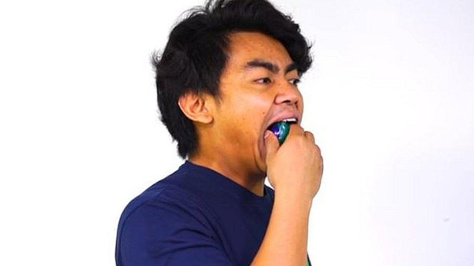 Los riesgos del reto de comer jabón para ropa que es cada vez más popular en internet y preocupa a las autoridades de EE.UU.