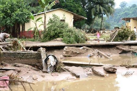 Adrián se debilita a tormenta tropical