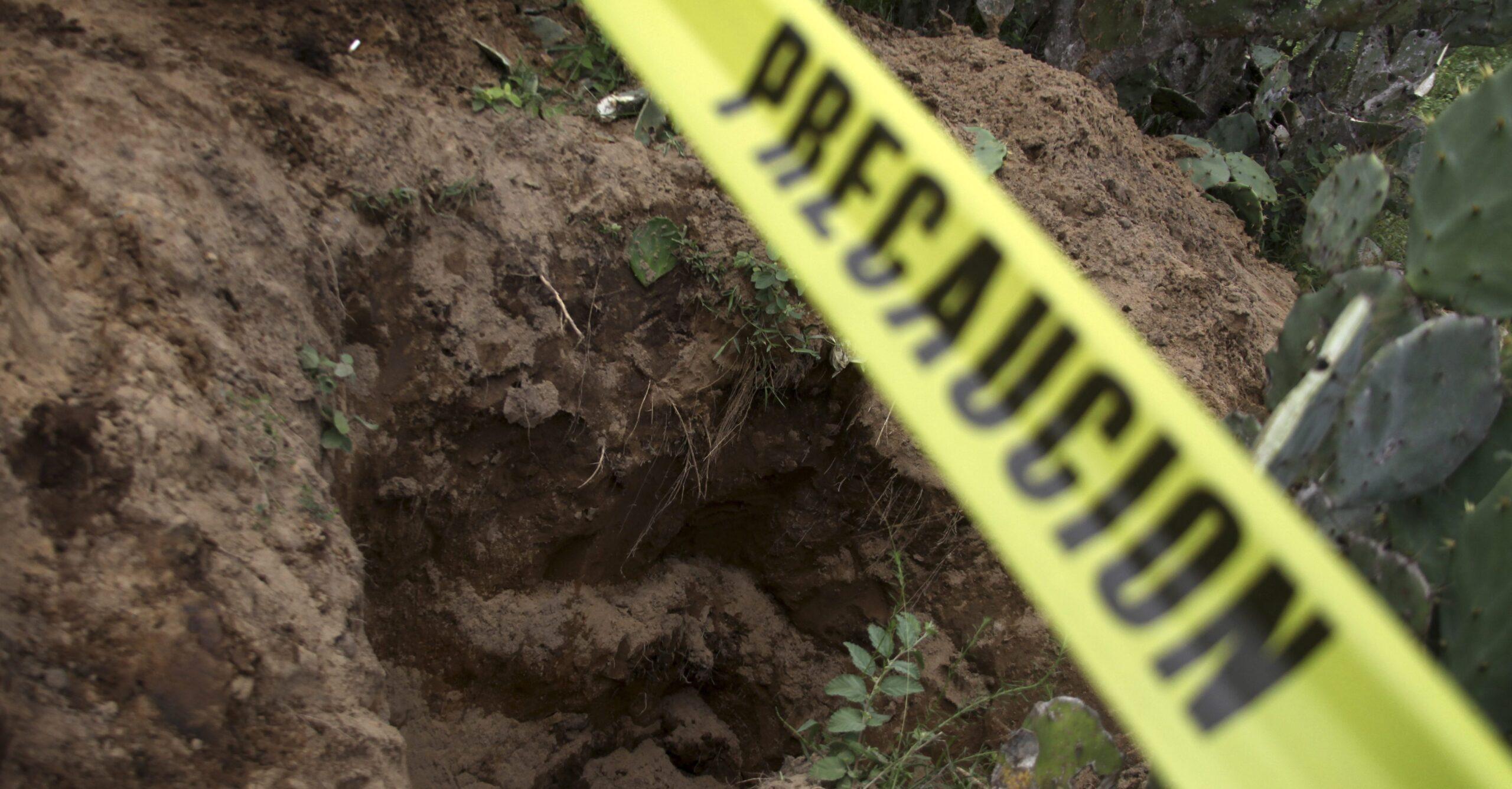 Encuentran 13 cuerpos en una fosa clandestina ubicada en una finca de Comanja de Corona