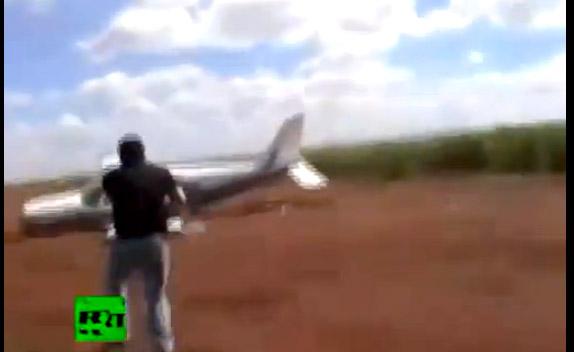 <i>De película</i>: agentes chocan su auto para detener avioneta de traficantes