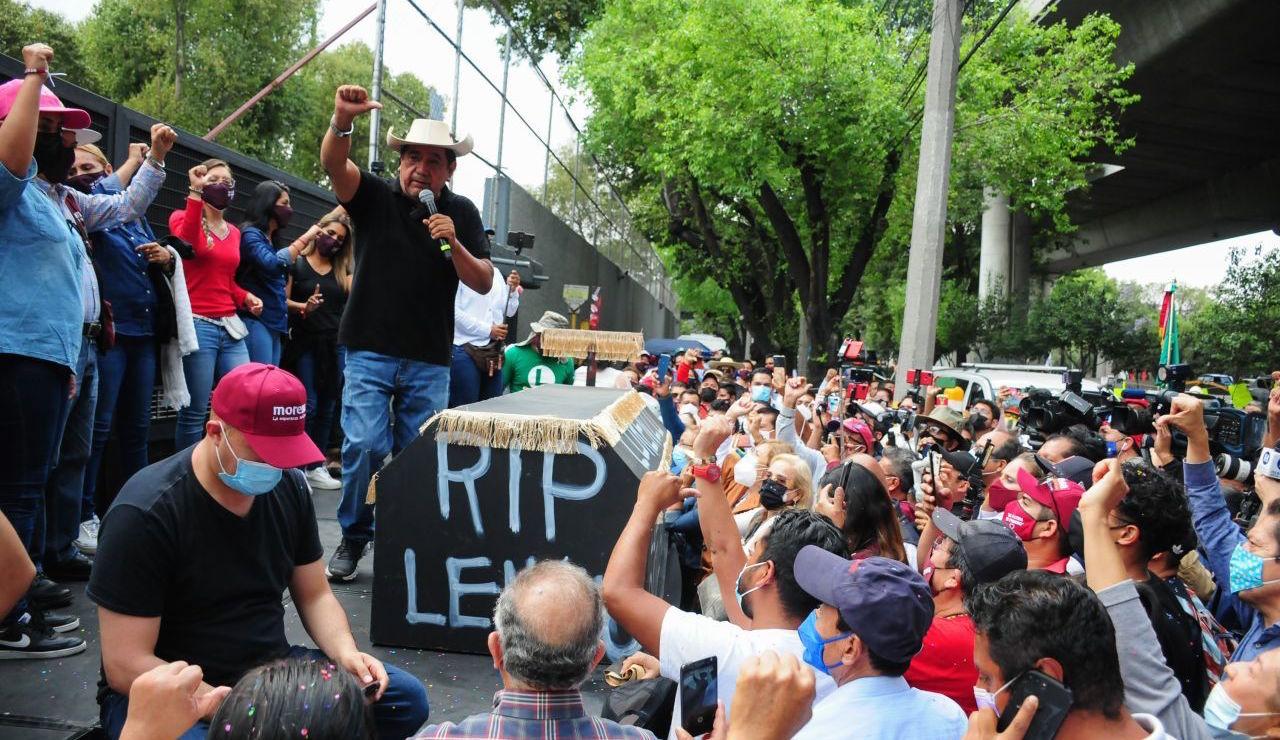 Félix Salgado llega con caravana al INE; instala plantón a la espera de resolución sobre candidatura
