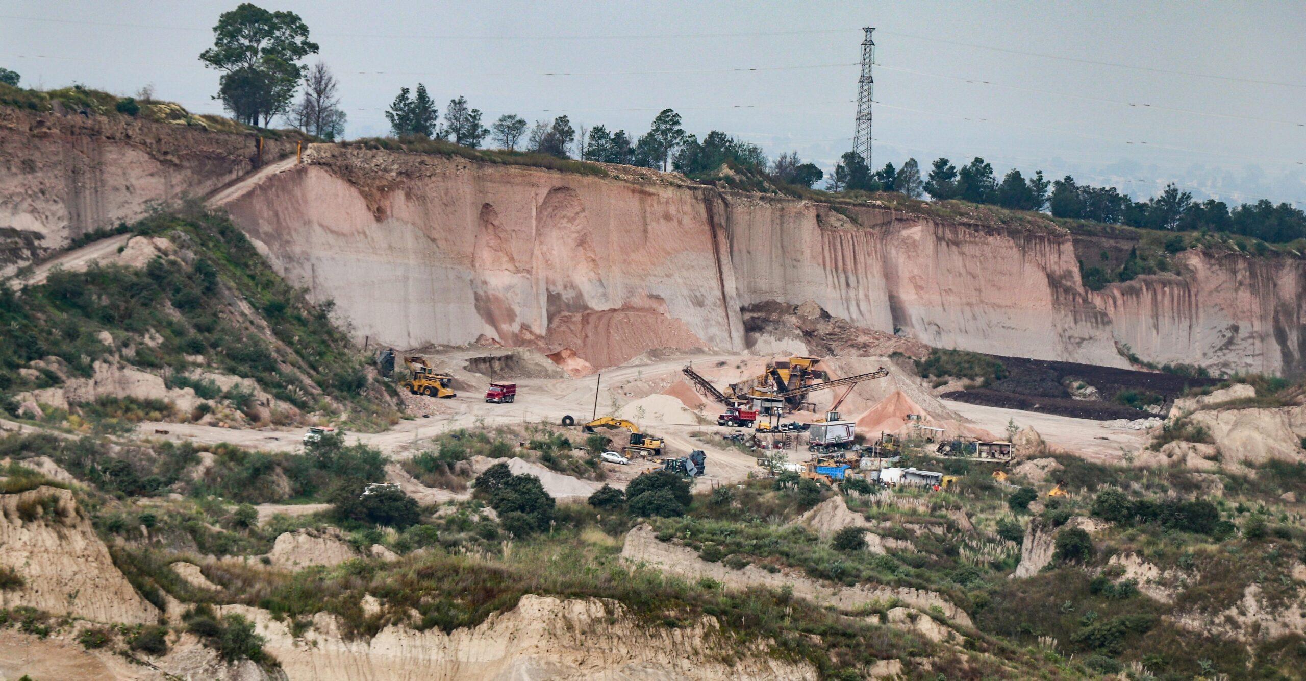 Pobladores que se oponen al NAIM muestran al equipo de AMLO los daños ambientales por la obra