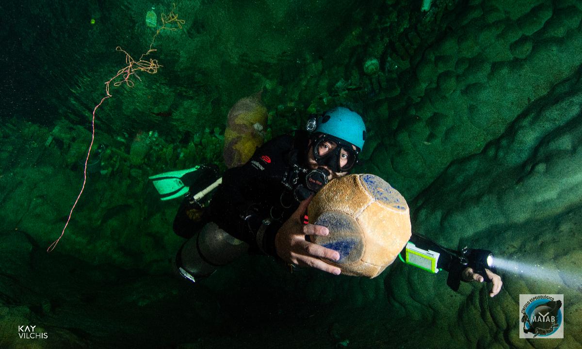 Descender al inframundo maya para limpiarlo: *los buzos que buscan sanear los cenotes en Yucatán*