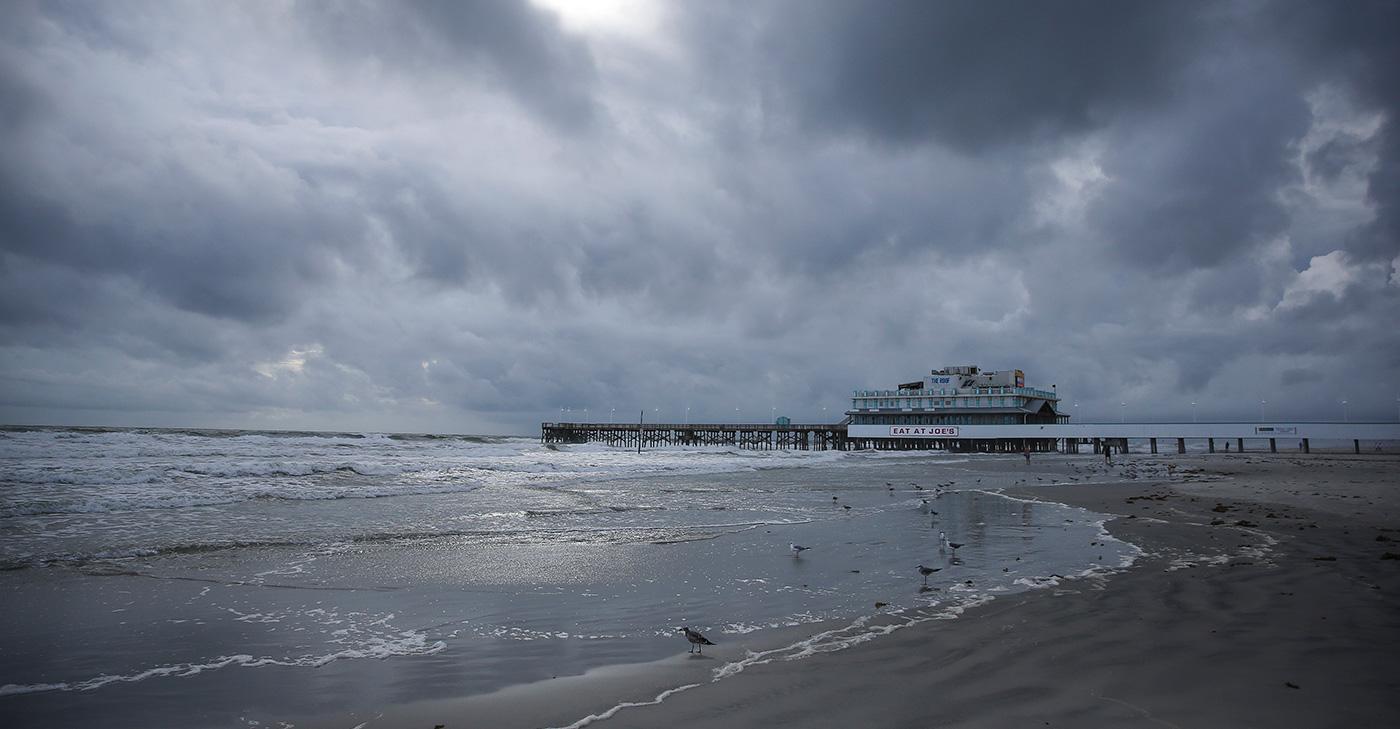 El huracán Matthew llega a categoría 4; miles en la costa de Florida esperan su impacto