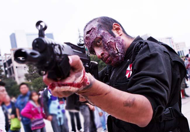 Graban a zombi, chucky, arlequín y momia robando joyería en el DF