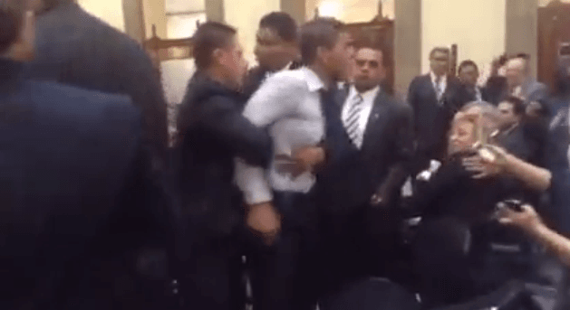 Video: Interpela a EPN y el Estado Mayor lo saca