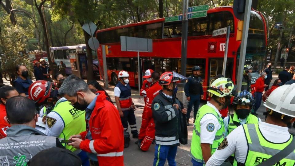 Continúan 10 personas hospitalizadas por choque de camión y Metrobús; conductor se distrajo, dice Semovi