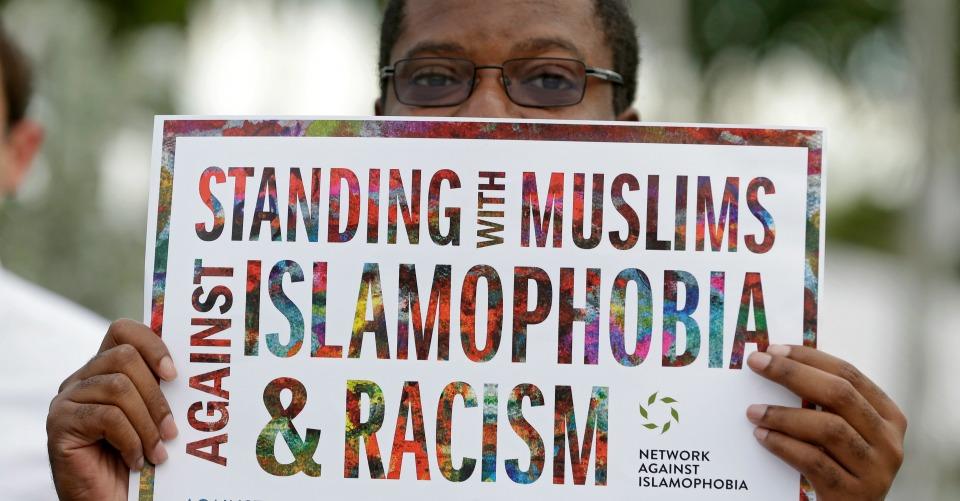 Trump firma orden para frenar entrada de refugiados a EU; dará prioridad a cristianos perseguidos