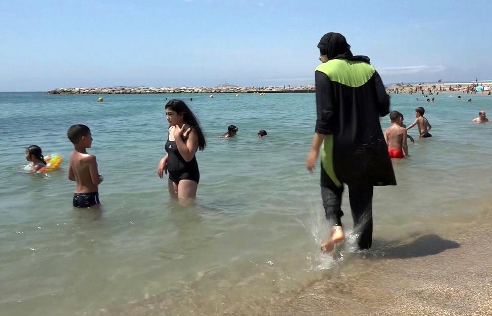La prohibición del burkini en Francia genera debate y acusaciones de discriminación