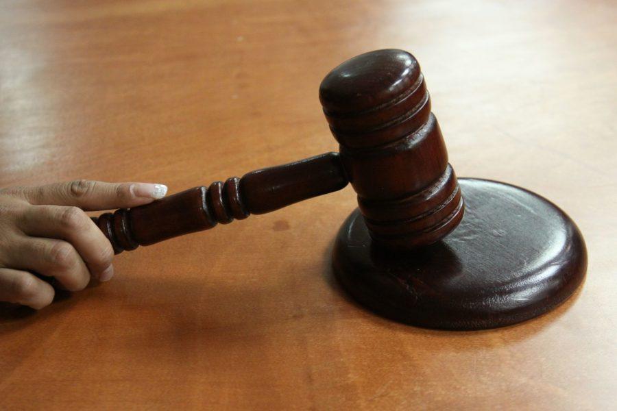Jueza de la CDMX ordena a fiscalía reabrir caso contra el exmagistrado acusado de violar a sus hijas