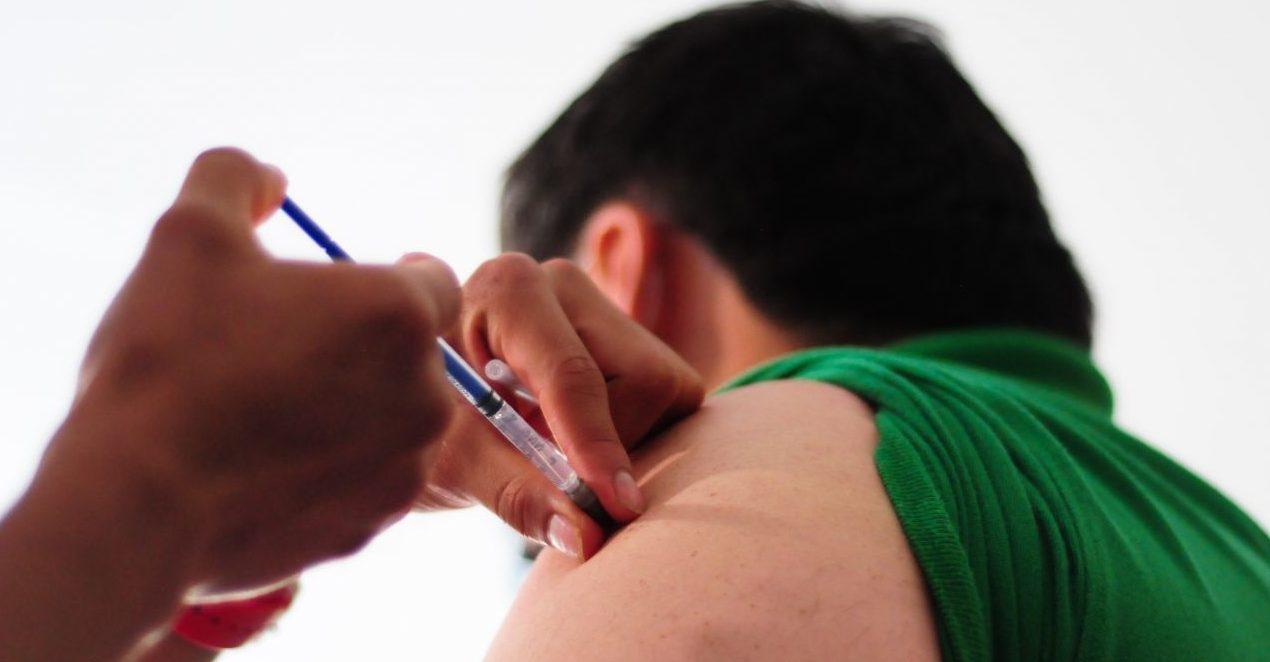 Vacuna de AstraZeneca produjo respuesta inmune a COVID en jóvenes y adultos mayores