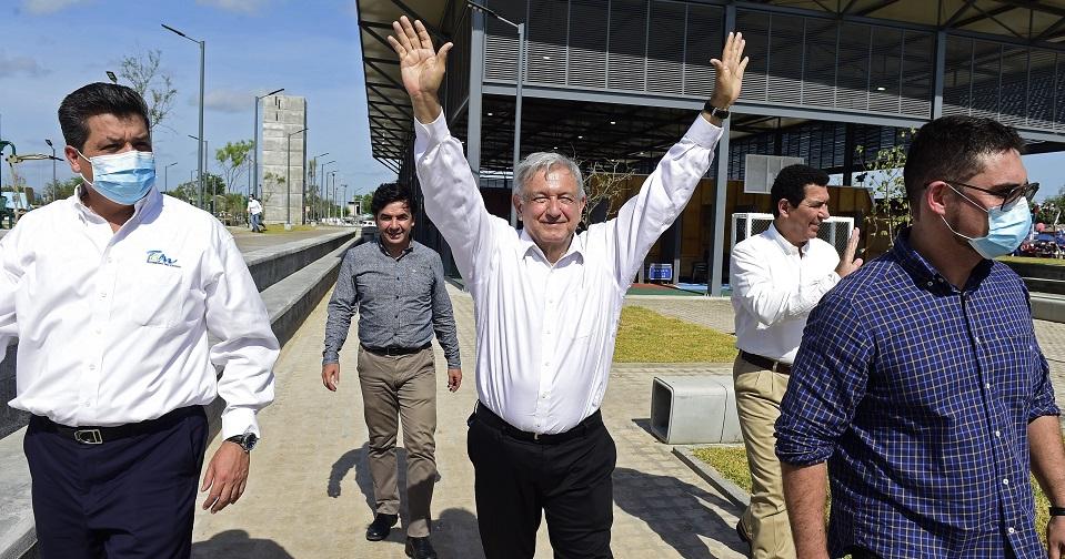 ‘No debió hacerse este acto’: AMLO ante multitud que acudió a verlo sin sana distancia en Matamoros