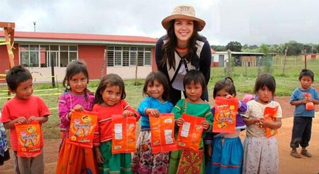 Presidenta del DIF Jalisco regala dulces a niños pobres