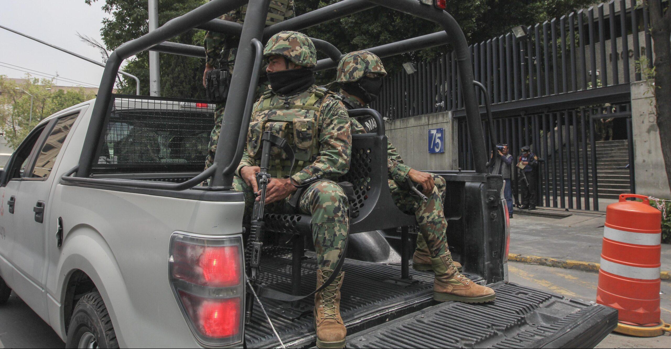 Detienen a tres marinos que transportaban bidones llenos de gasolina en un vehículo oficial