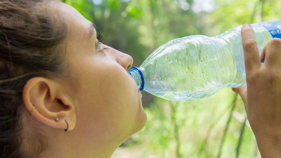 El “preocupante” hallazgo de partículas de plástico en botellas de agua de 11 marcas diferentes
