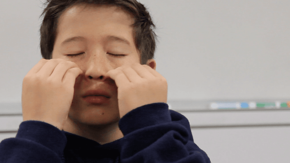 Qué es el “tapping” y por qué dicen que puede ayudarte a superar traumas y manías