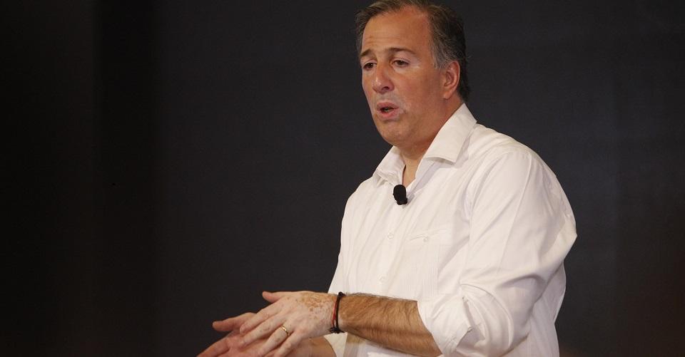 Abuchean a Meade en un evento de la empresa de Jorge Vergara, en el estadio de las Chivas