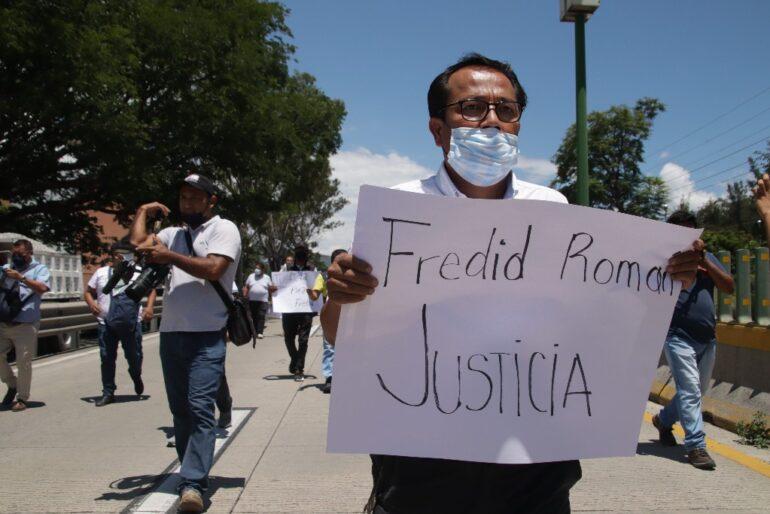 Periodistas marchan en Chilpancingo tras asesinato de Fredid Román, exigen justicia