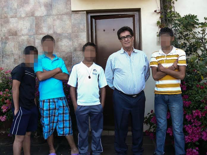 6 jóvenes de Mamá Rosa viven con uno de sus colaboradores