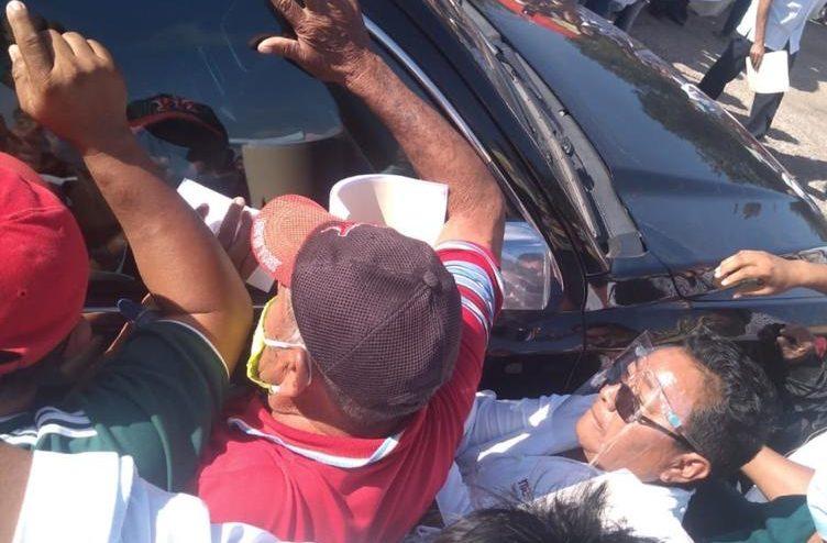 Pobladores de Campeche interceptan a AMLO, le piden cambiar trazo del Tren Maya