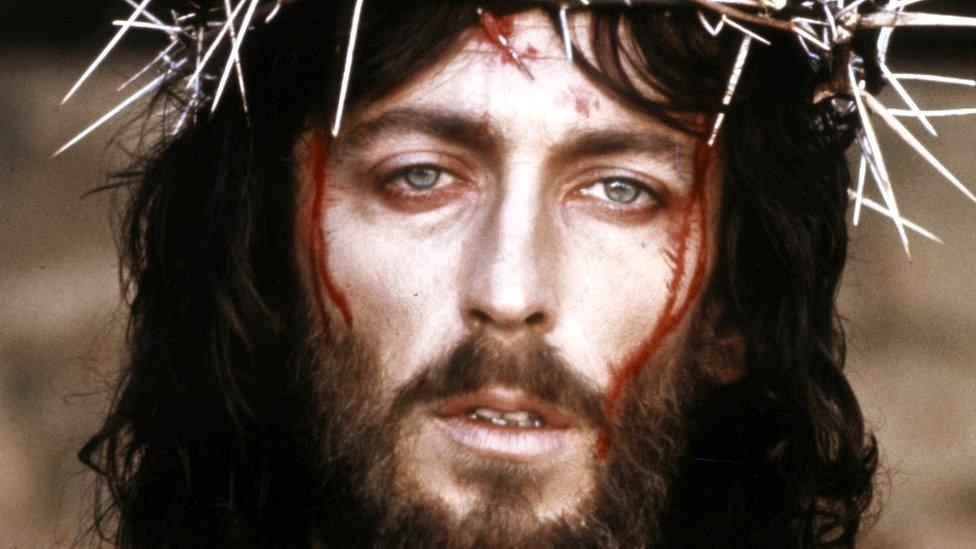 Qué fue de la vida de Robert Powell, el actor que interpretó a Cristo en la icónica serie “Jesús de Nazaret”