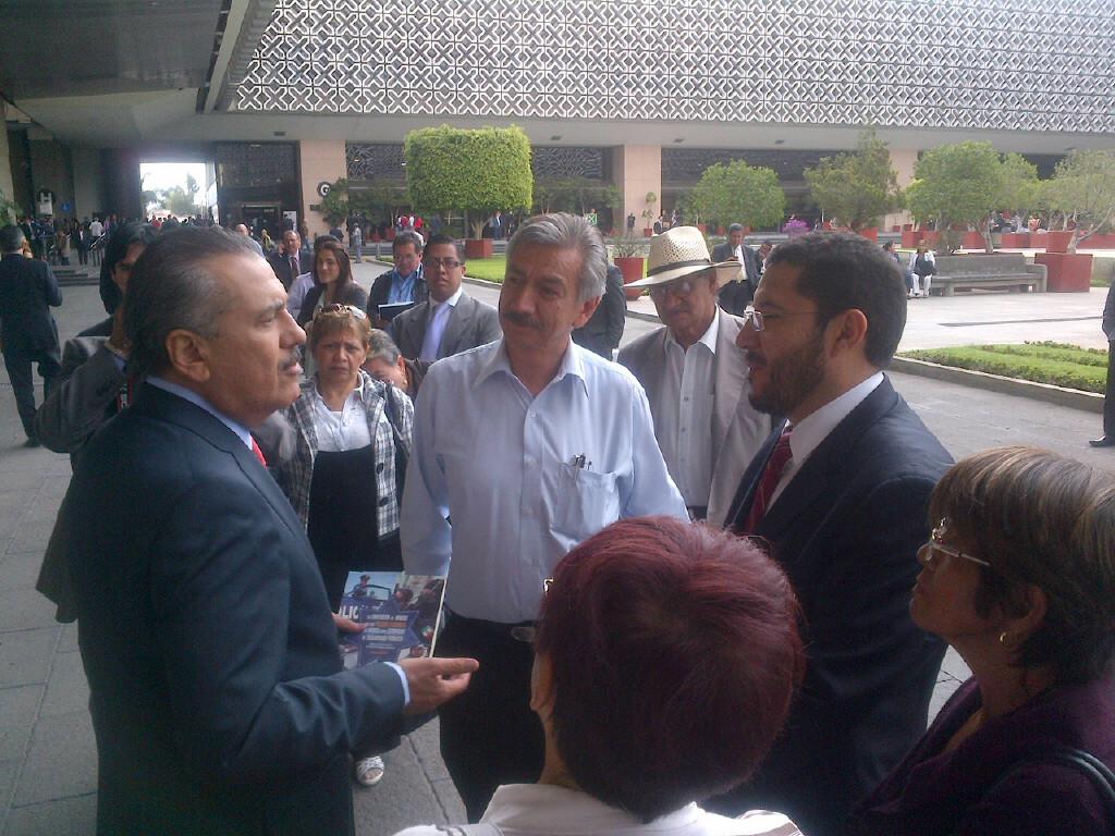 Beltrones y Batres <i>se hacen</i> de palabras