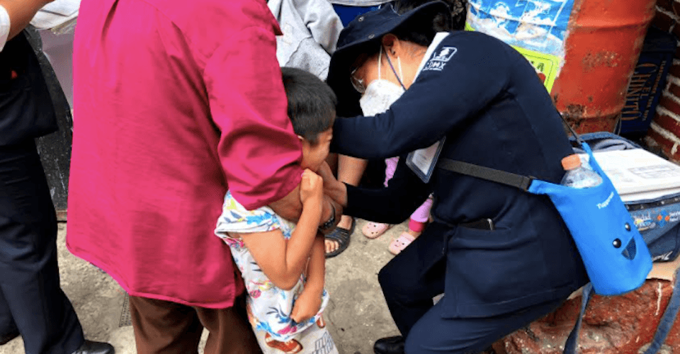 Enfermeras en CDMX buscan, casa por casa, a niños con cuadro básico de vacunación incompleto