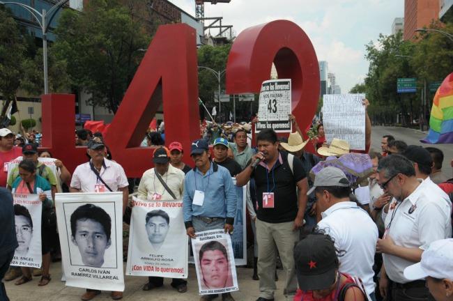 Detienen a mando policiaco acusado de participar en desaparición de normalistas