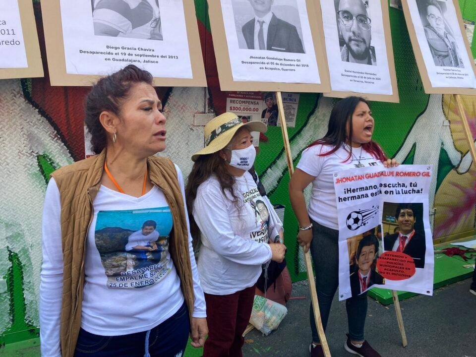 Familias de desaparecidos protestan durante la marcha de AMLO