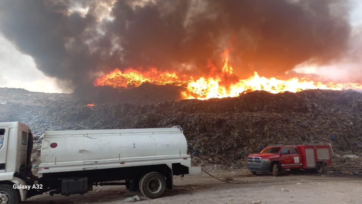 Incendio en el tiradero Tepotzotlán no cede, bomberos llevan tres días intentando sofocarlo