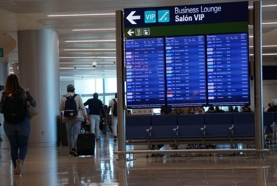 Cada día, extranjeros reportan 10 detenciones arbitrarias en aeropuertos