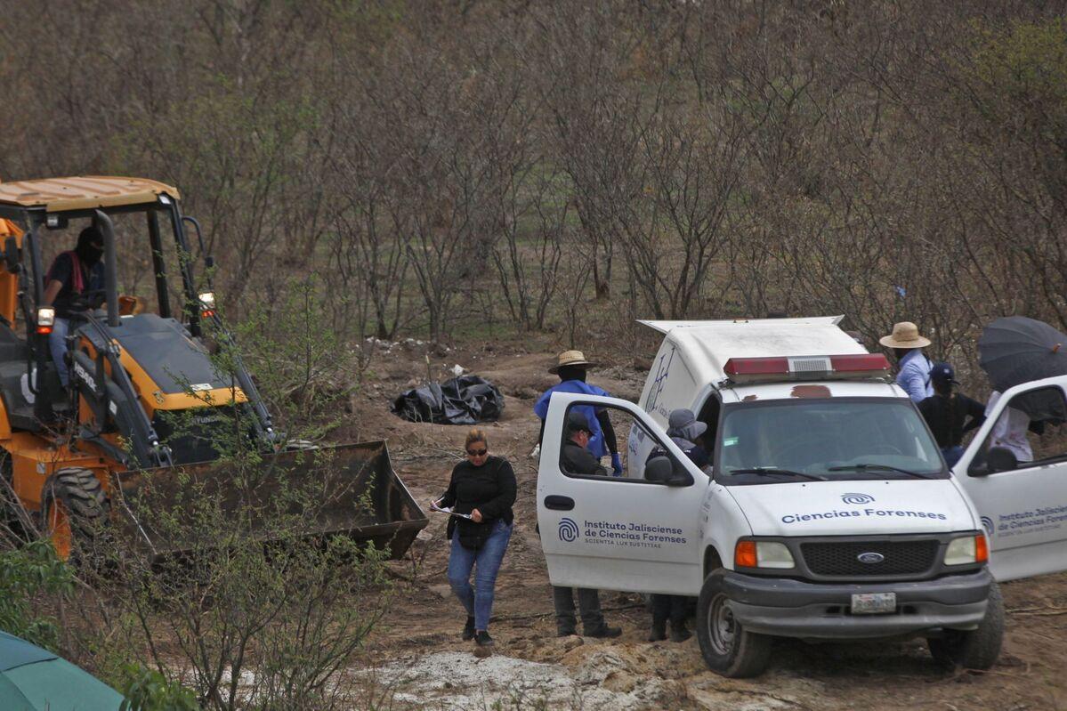 Madres Buscadoras de Jalisco encuentran fosas clandestinas con al menos 20 cuerpos en Tlajomulco