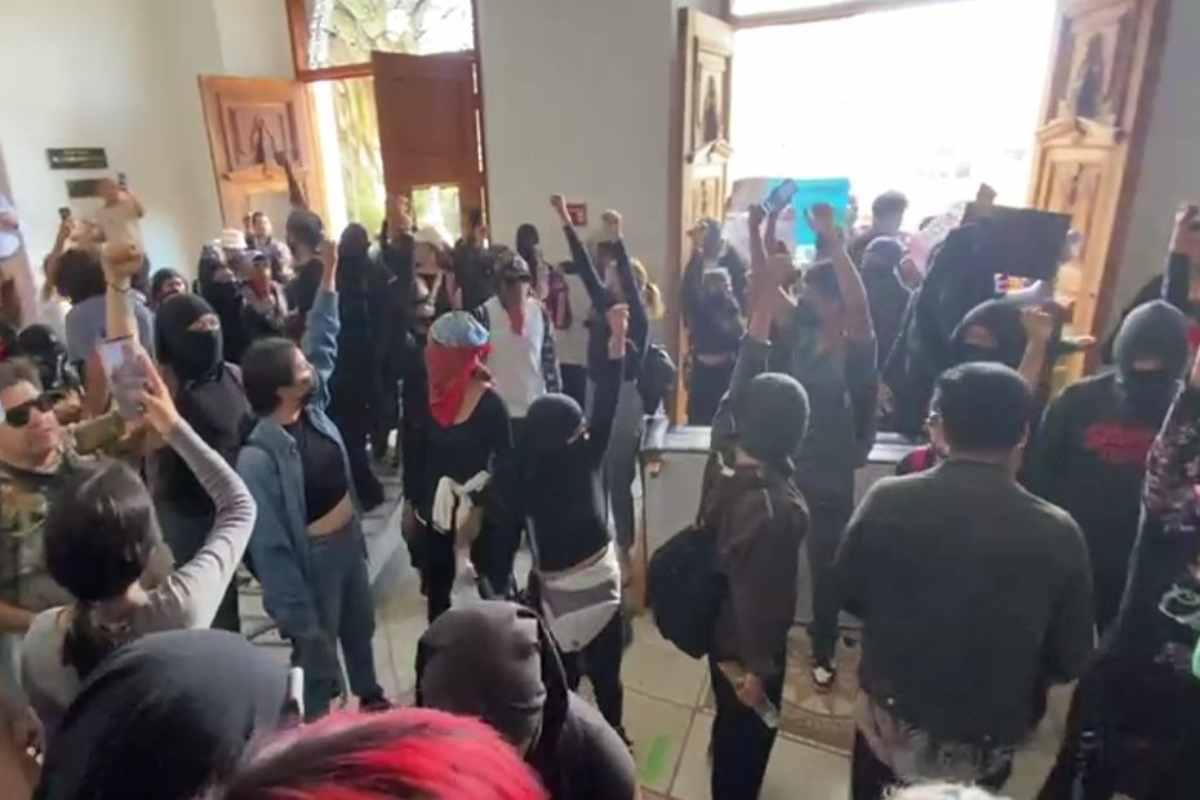 Protestan estudiantes de Arte en la UAEH; la Universidad “tomará medidas legales”