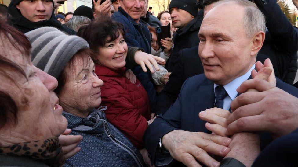 Elecciones en Rusia: los 'comicios orquestados' que le darán un quinto mandato a Vladimir Putin