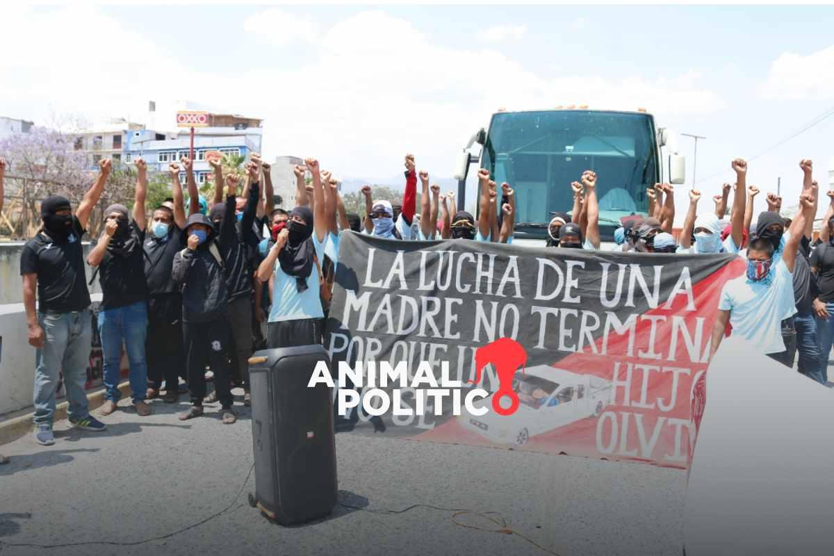 Normalistas realizan bloqueos en la Autopista del Sol; exigen justicia por el asesinato de Yanqui Kothan