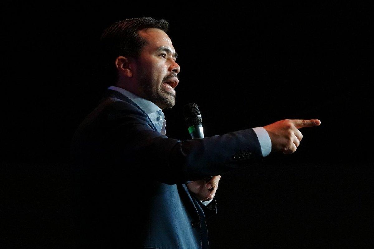 Álvarez Máynez acusa a Grupo México de “comprar voluntad de políticos” con regalos