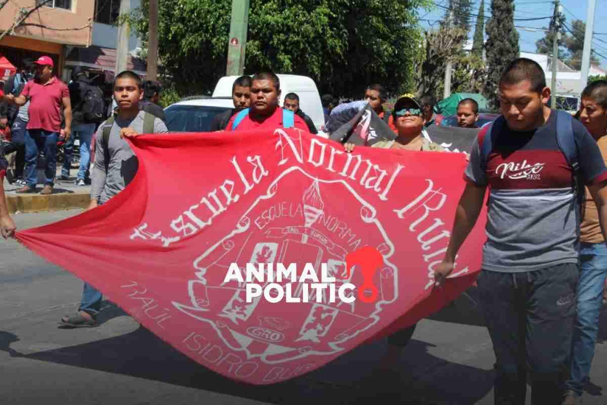 Normalistas de todo el país marchan en Chilpancingo por asesinato del estudiante Yanqui Kothan