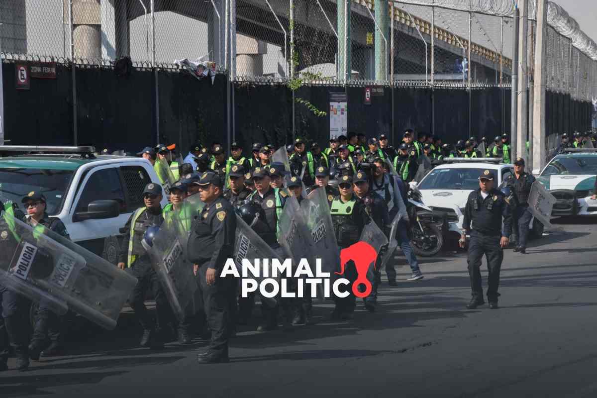 Ante protestas de la CNTE, policías resguardan Aeropuerto Internacional de la CDMX