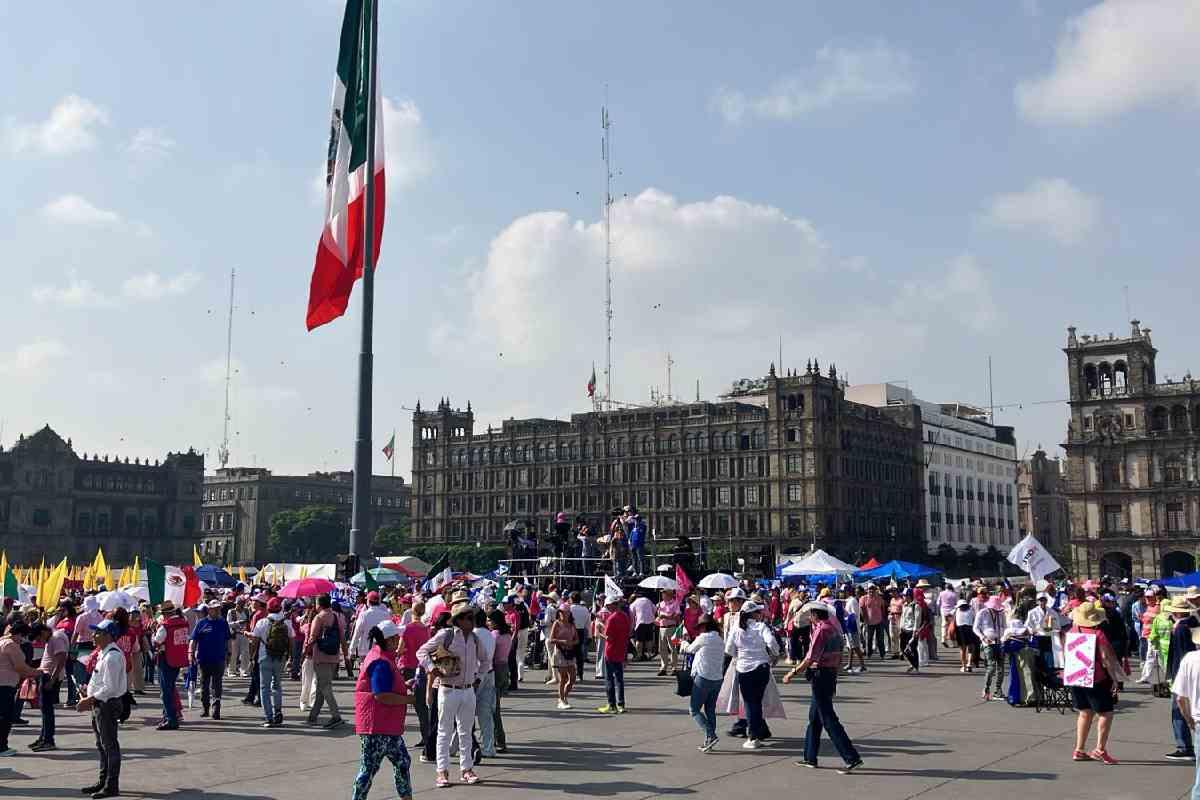 Con la bandera izada y tras algunos forcejeos con la CNTE por las vallas, “marea rosa” toma el Zócalo